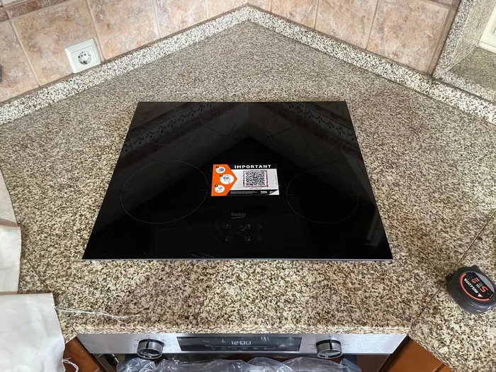 Placa indução Beko instalada granito Vila Meã