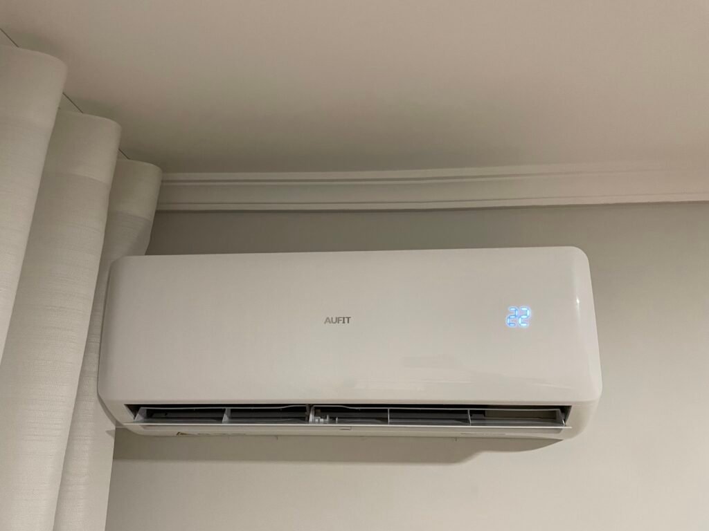 Eletricista em Vila Meã a realizar instalação elétrica