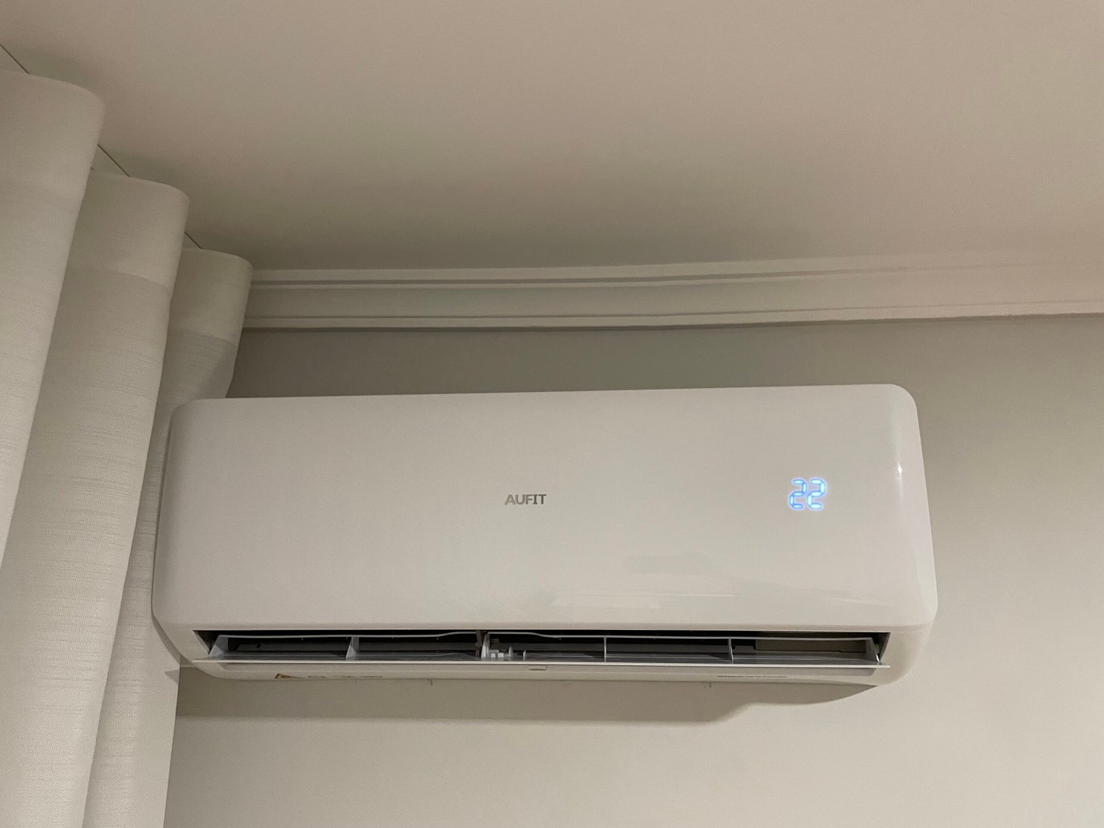 Eletricista em Vila Meã a realizar instalação elétrica