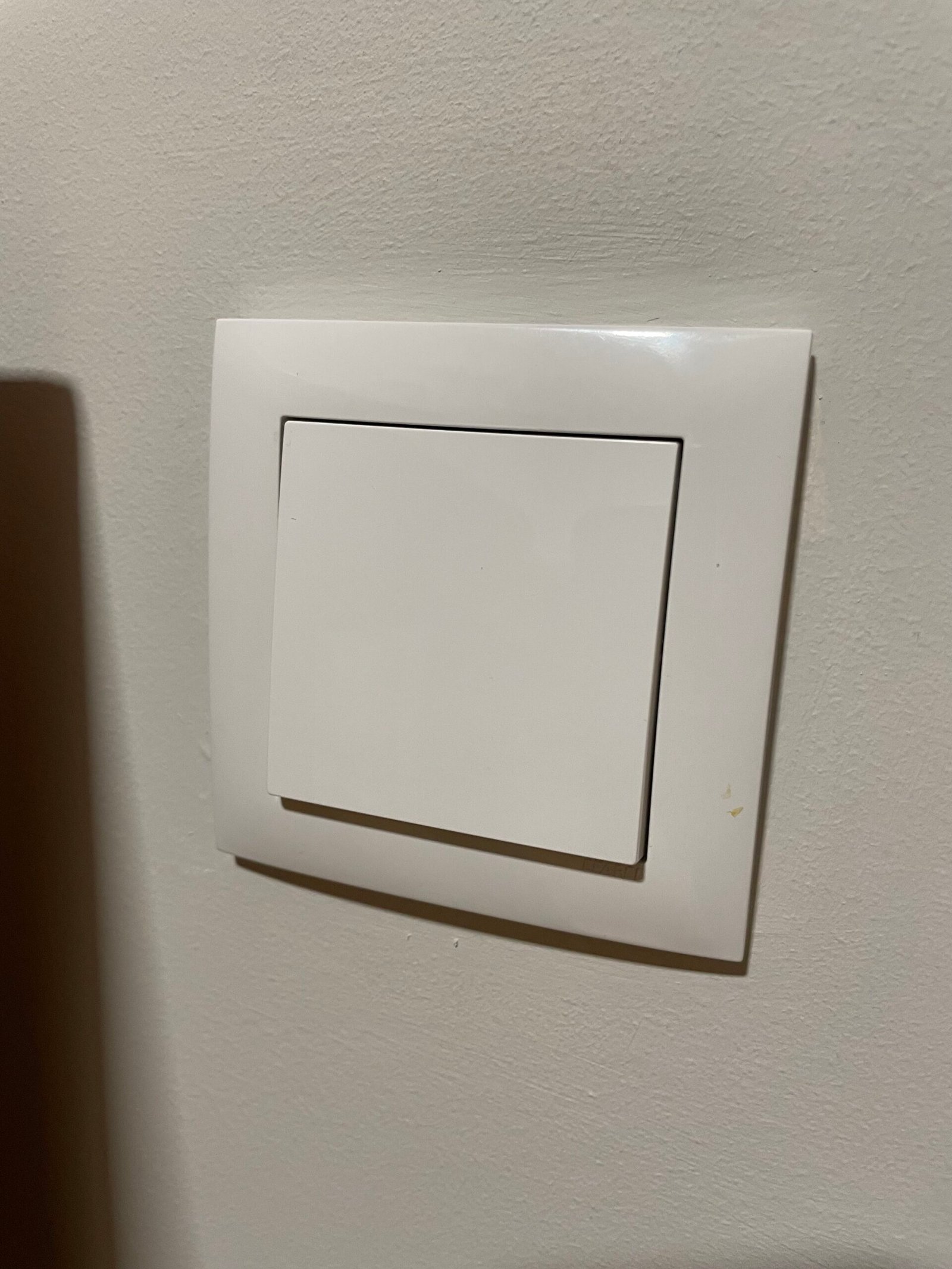 Eletricista em Vila Meã a realizar instalação elétrica